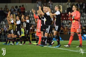 بانوان حاضر برای بازی با بارسلونا