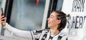 حضور آناهیتا زمانیان در جمع هواداران ایرانی یوونتوس