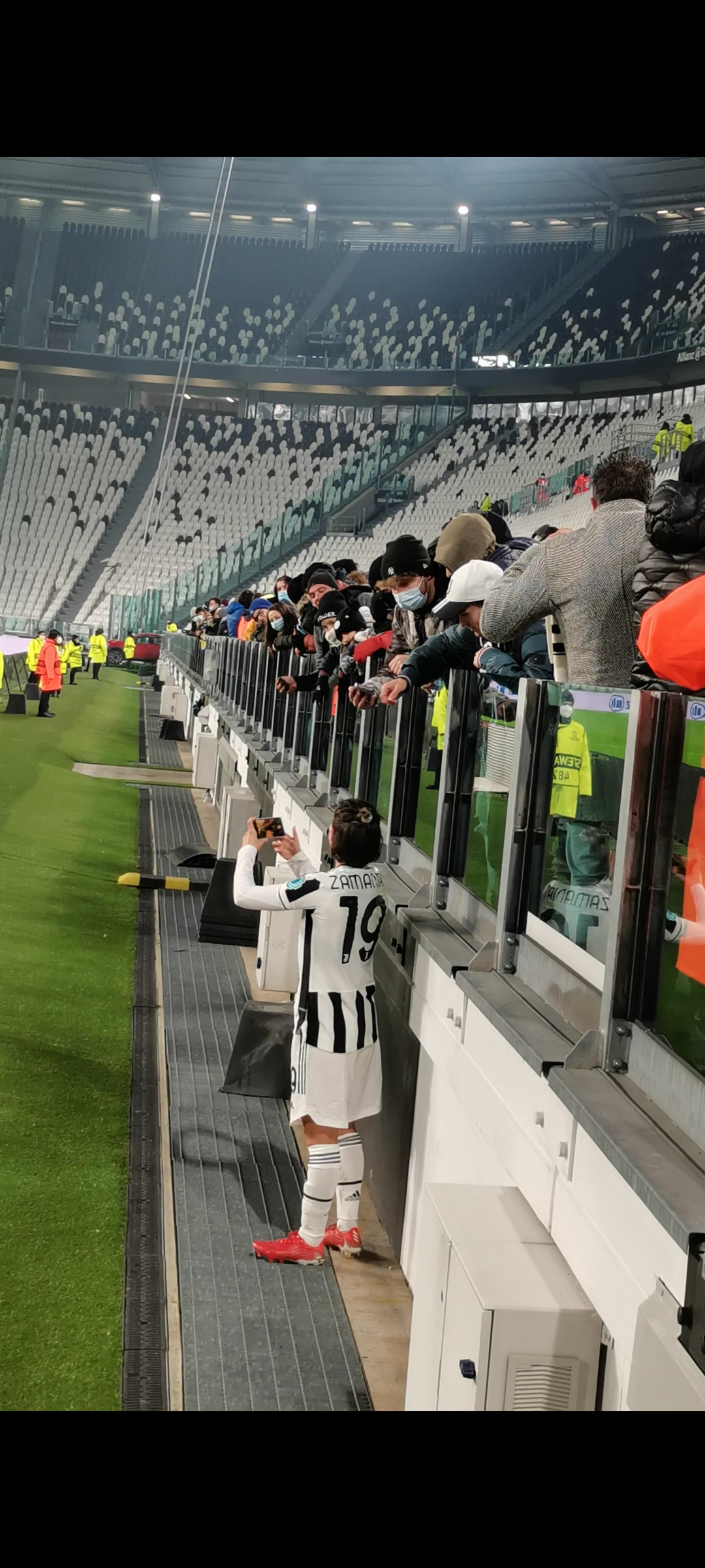 حضور آناهیتا زمانیان در جمع هواداران ایرانی یوونتوس