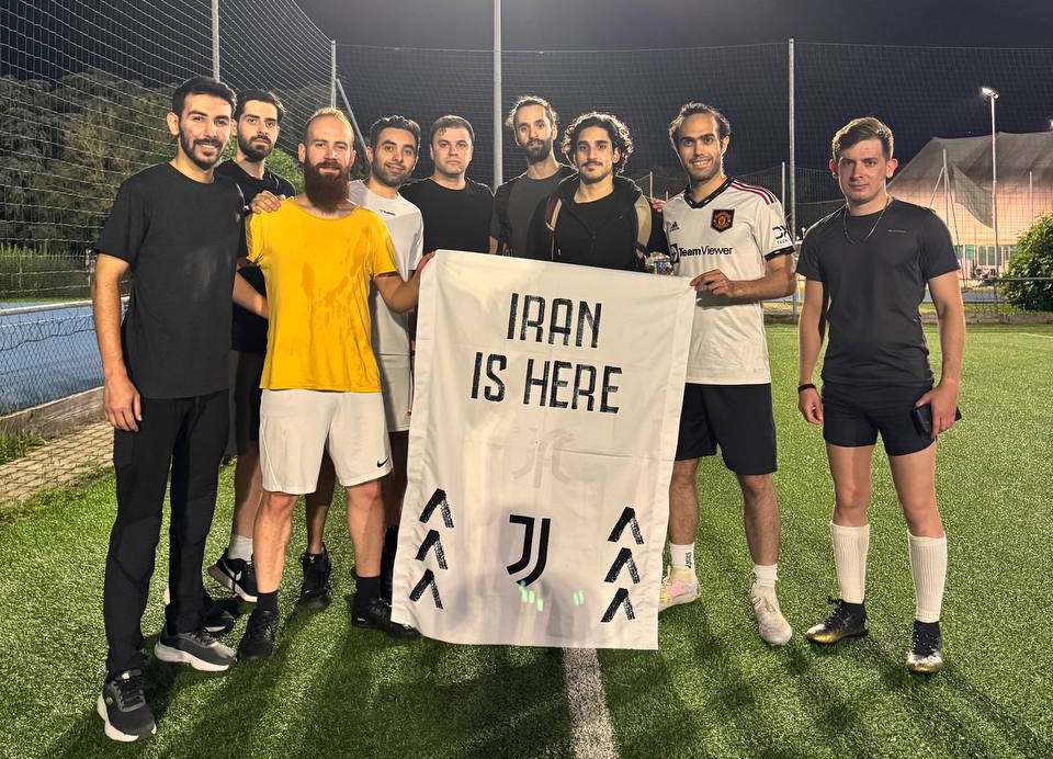 حضور هواداران ایرانی در چمن سبز ورزشگاه آلیانز